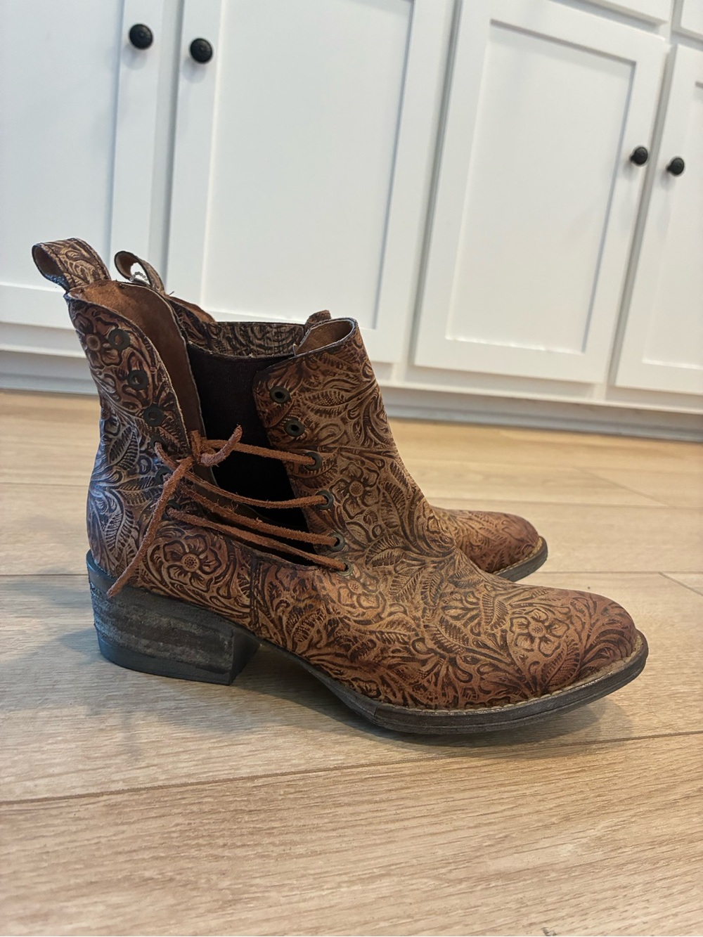 NEW Circle G Women’s Brown Embossed Engraved Lace Round Toe Ankle Boot Size 7.5